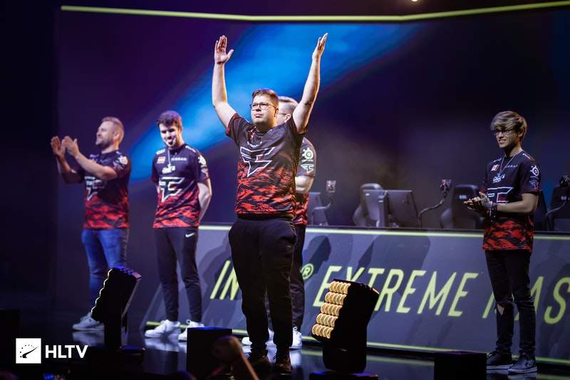 余霜赛后采访小天，结果被TES粉丝冲烂