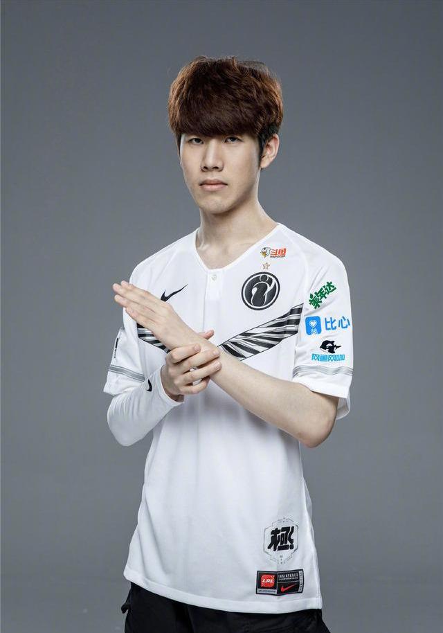 棋牌高阶：解析“桥牌”中的信号传递系统如何体现最高级的团队博弈。（棋牌进阶：桥牌信号体系如何呈现顶级团队博弈）